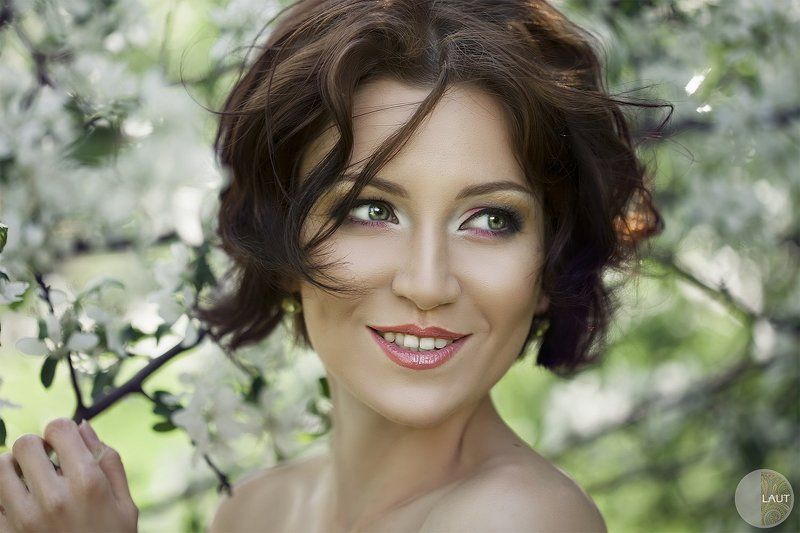 Портрет лето яблоня девушка зеле Алина в яблоневом садуphoto preview