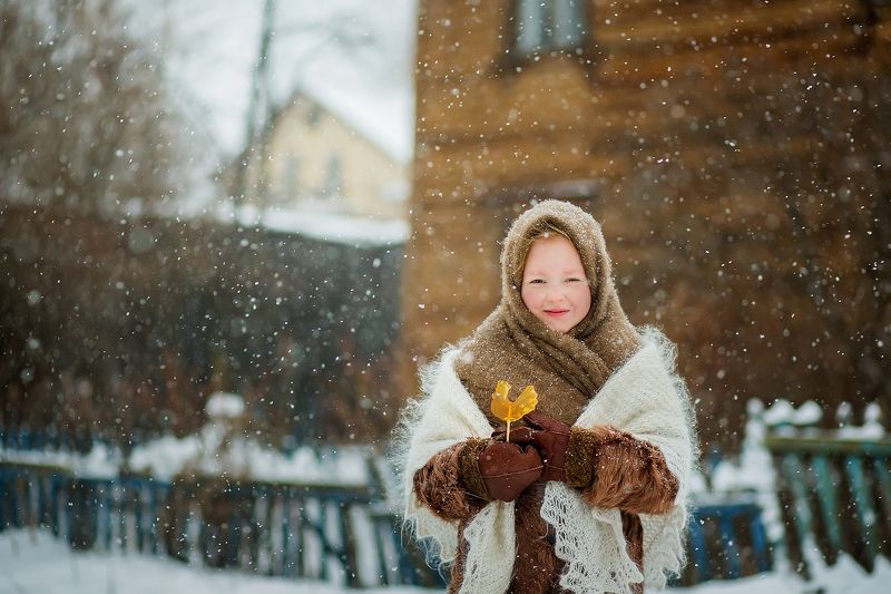 петушок, леденец, зима, холод, снег, снежинки, шаль, пуховый, платок, деревня, улица, портрет, девочка, ребенок, детство Деревенская зима.photo preview