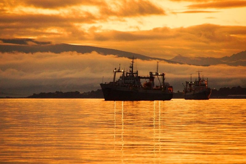 bay, evening, ocean, sunset, horizon, color, color, ship, volcano, haze Kamchatkaphoto preview