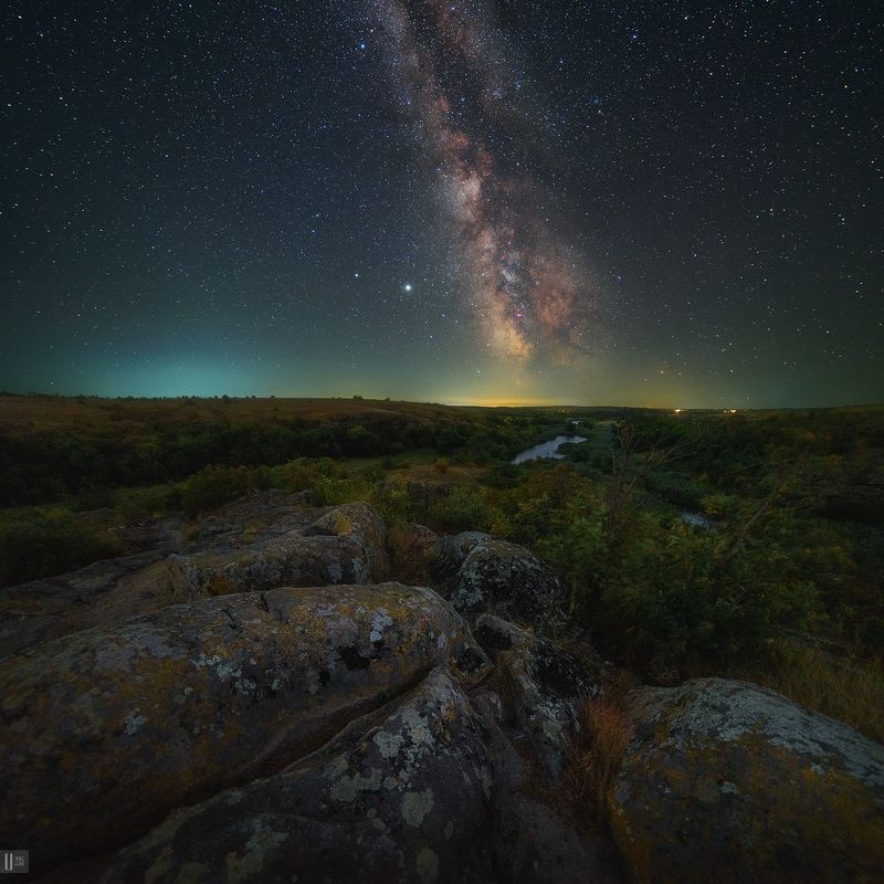 uranus235, nightphotoua, пейзаж, ночной пейзаж, ночь, небо, звезды, млечный путь, созвездия, сатурн, юпитер, достопримечательность, украина, капище, скалы, камни, трава, кусты, река, долина, путешествие, природа, осень Места Силы. Капищеphoto preview
