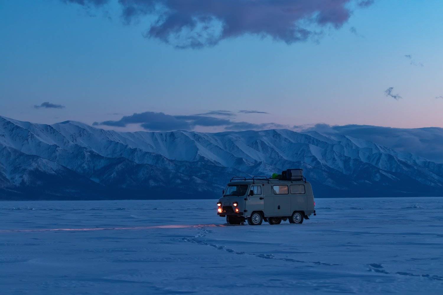 Дорога в темноте. Автор: Алексей Закиров пейзаж, ночь, фототур, байкал, озеро, зима, горы, Алексей Закиров