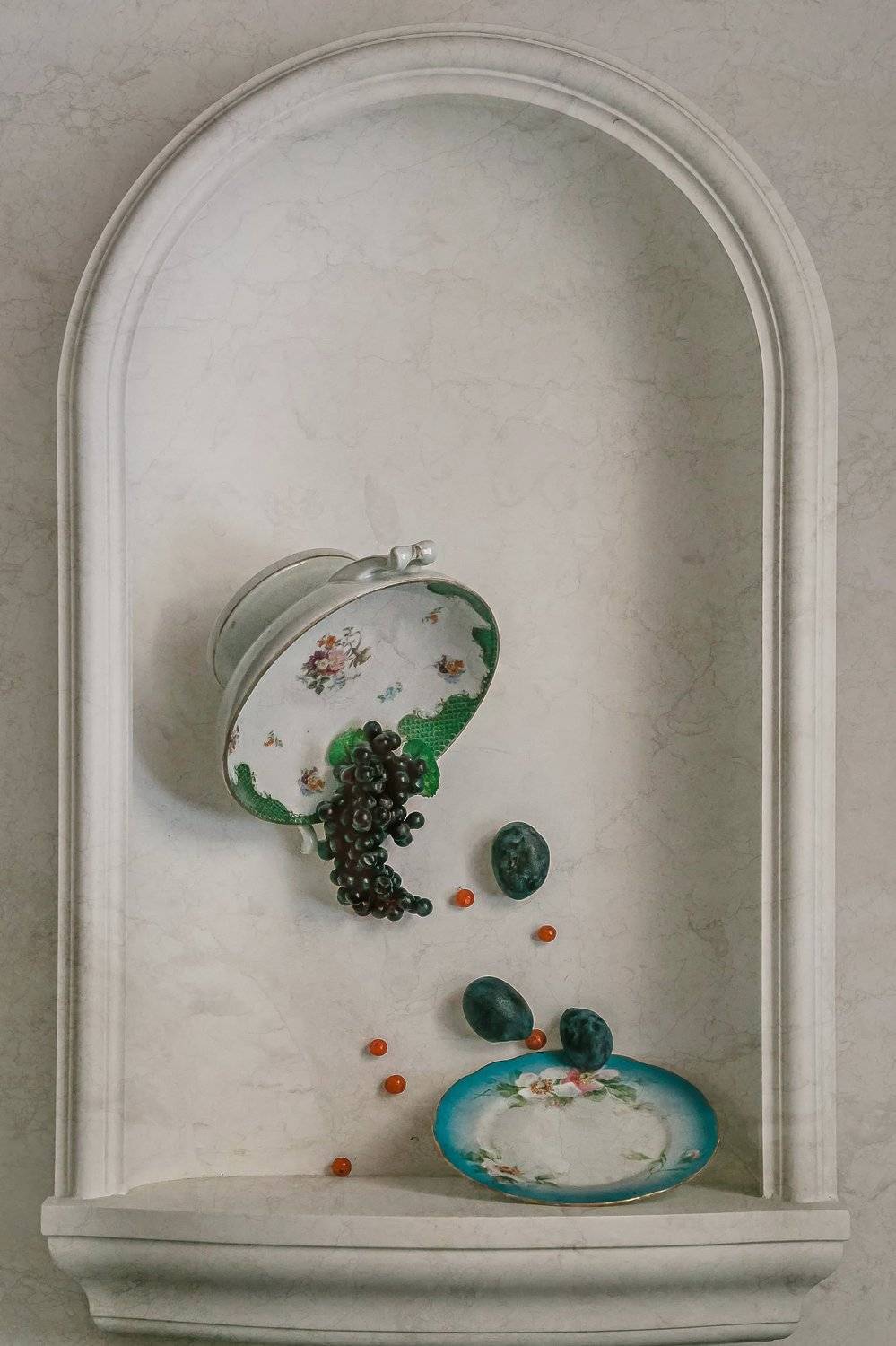 Невесомость. Автор: Анна Петина натюрморт, фарфор, фрукты, ягода, виноград, слива, Анна Петина