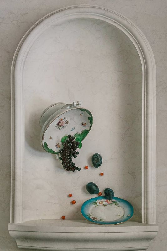 натюрморт, фарфор, фрукты, ягода, виноград, слива Невесомостьphoto preview