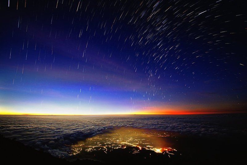 Облака и звездные дорожки со склона вулкана Лавуphoto preview