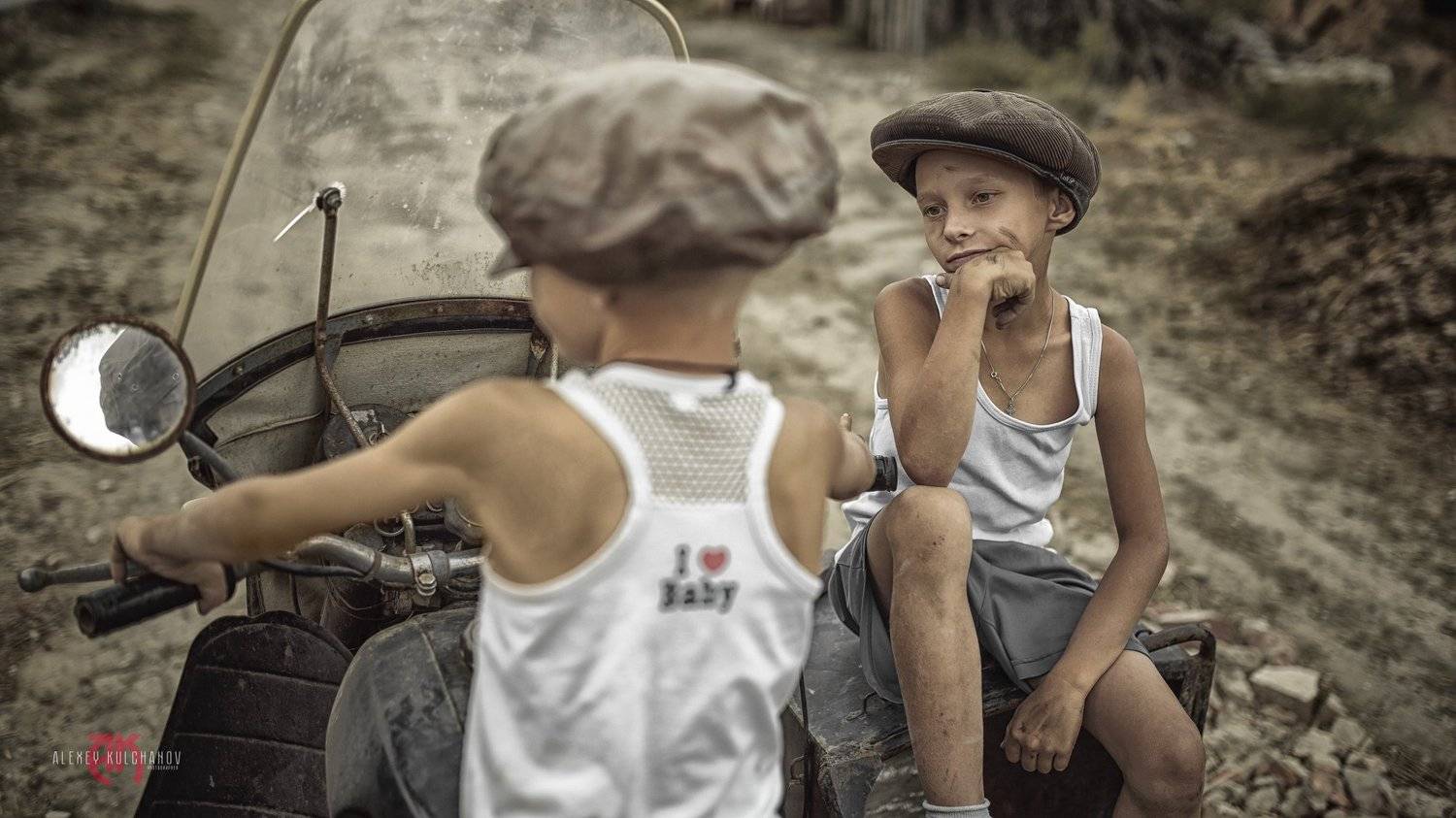 "Братья мотомеханики". Автор: Алексей Кульчанов кульчанов, портрет, астрахань, ретро, мотоцикл, дети,детсво, Алексей Кульчанов
