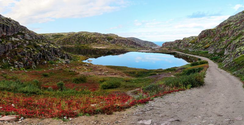 озеро, скалы, баренцево море, север, осень, вода, путешествия, мурманская область, кольский полуостров Озеро в скалах у Баренцева моря фото превью