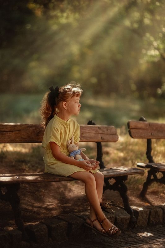 девочка, ребенок, , детство, скамейка, парк, лето, грусть, игрушка, заяц, скамейка, зелень, трава В парке культуры и отдыха.photo preview