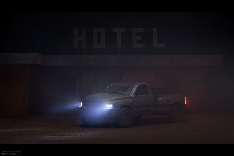 dodge ram, toy photography, toyphoto, автомобиль, игрушка, модель, туман, ночь, заброшенный отель, масштабная модель, моделизм, scalemodel Dodge RAMphoto preview