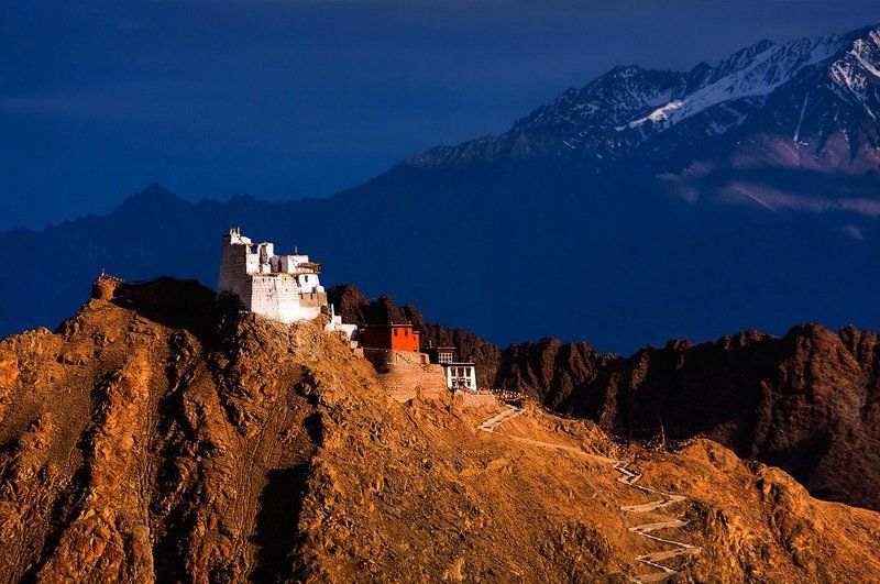 буддизм, гималаи, горы, джамму и кашмир, индия, крепость, ладакх, ле, тибет Древняя крепость Тсемо, возвышающаяся над столицей Ладакха городом Леphoto preview