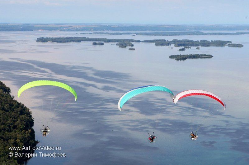 Групповой полет над городомphoto preview