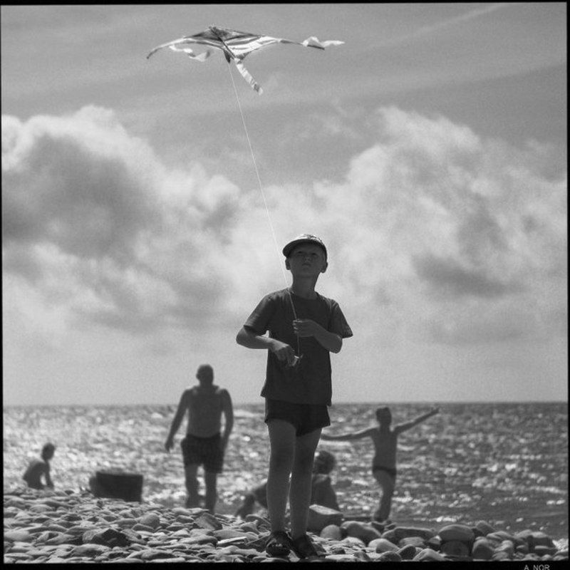 Как маленький мальчик наслаждается запуском летучего змея.photo preview