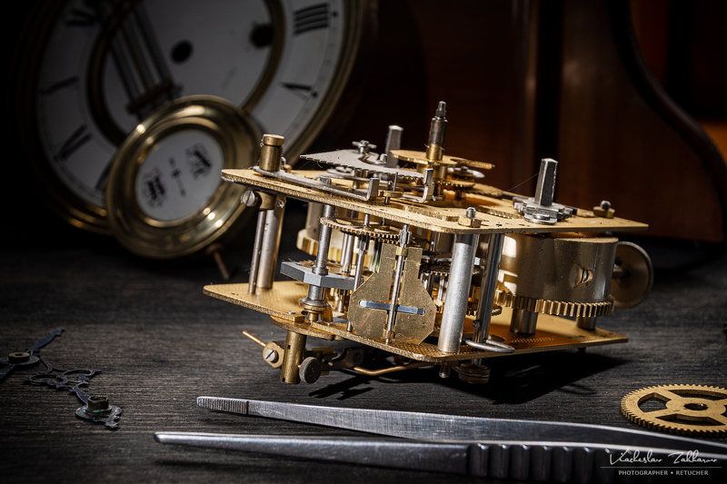 Уже стоят, старинные часы... Старинные часы, уже стоят...photo preview