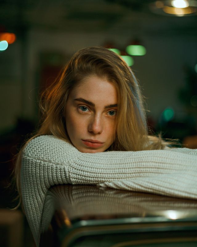 portrait, портрет, girl, portraiture, indoor, февраль, ламповый, retouch, ретушь, цвет, cinematic,цветок, свитер, плёнка, fineart, beauty, colourfull Женяphoto preview