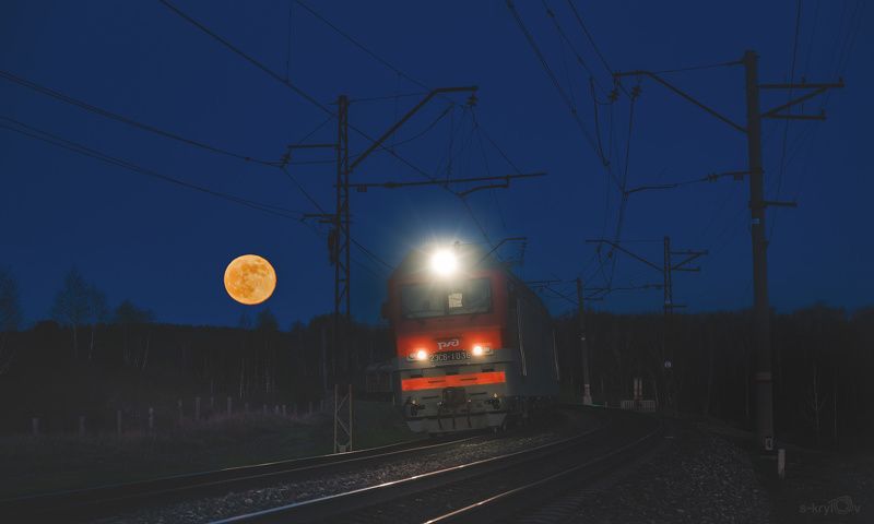 #skrylov, #skrylov_official, #фотограф, #промышленныйфотограф, #photographer, #миасс, #южныйурал, #челябинскаяобласть, #ночь, #весеннийвечер, #ржд, #rzd, #луна, #полнолуние, #суперлуние, #2эс6, #электровоз, #уральскиелокомотивы, #rails, #train, , #night,  Photo #105photo preview