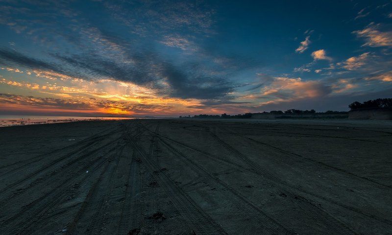 Про закат, песок и следы на пескеphoto preview