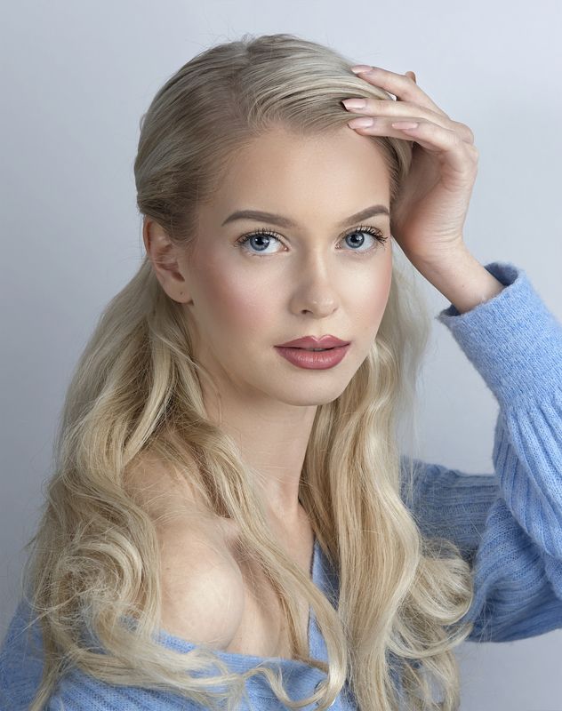 портрет , взгляд , цвет ,волосы , красивые губы ,нежность ,девочка photo preview