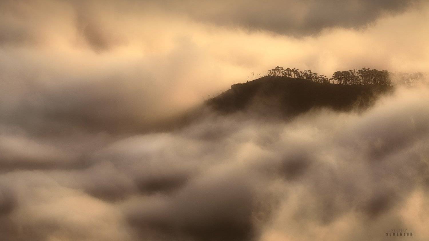 Туманные сны Иографа.. Автор: Семенюк Василий крым, ялта, иограф, никитская яйла, вечер, облака, туман, горы, crimea, mountain, mist, clouds, sunset., Семенюк Василий