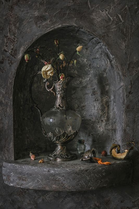 натюрморт, ниша, стекло, кувшин, цветы, розы Бутоны в нишеphoto preview