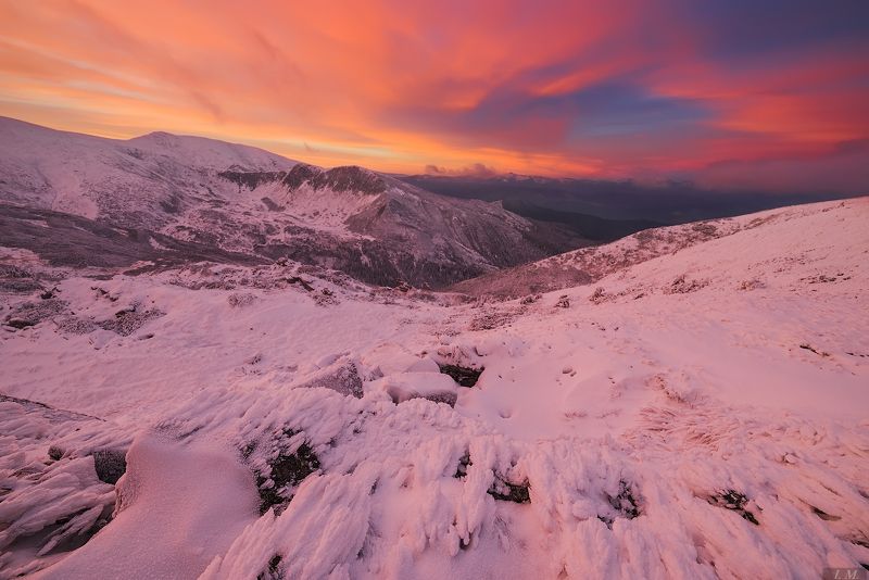 рассвет, горы, карпаты, холод, снег, лед, пейзаж, скалы, камни, небо, черногора, гора туркул, утро, хребет, dawn, carpathians, mountains, morning, snow, sunrise, fire, sky, red, ice, chornogora, ridge, mountain, turkul, landscape, travel, stones, rocks Огненный рассвет в Карпатахphoto preview