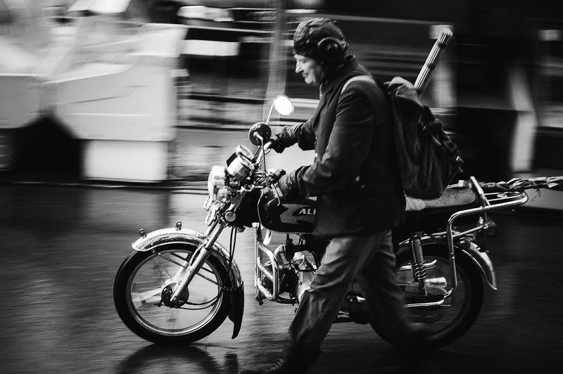 Мужчина со сломаным мотоциклом под дождем.photo preview