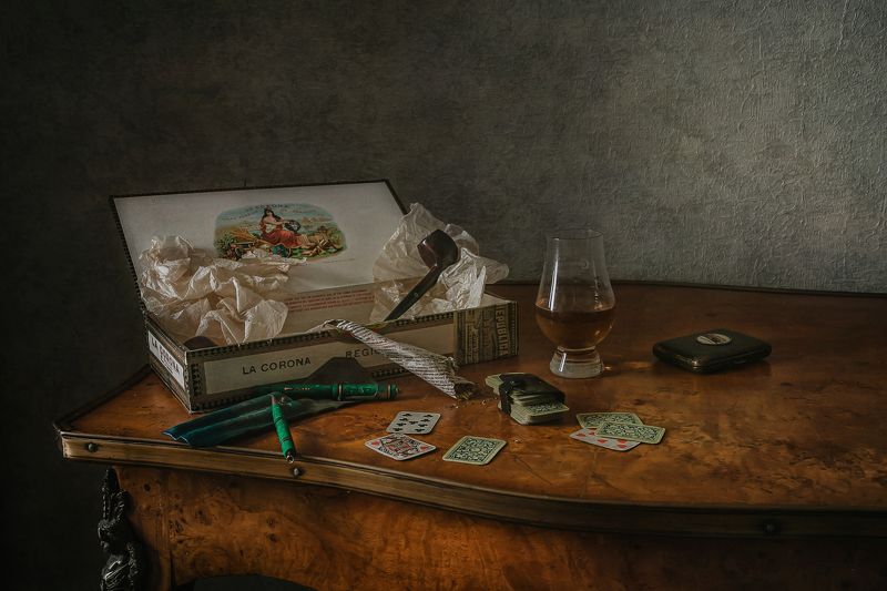 натюрморт, стекло, трубка, карты Мужской раскладphoto preview