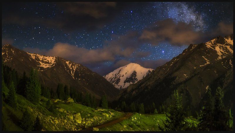 Теплая летняя ночь в горахphoto preview