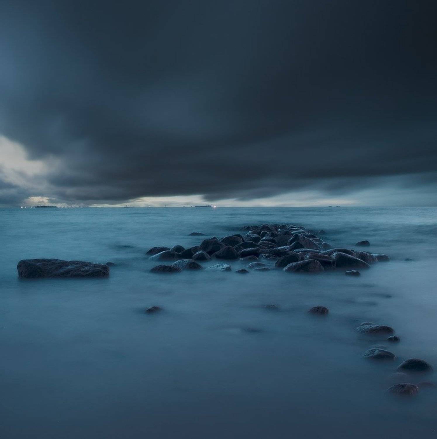 ~118~. Автор: zapravka2 Берег, Волны, Горизонт, Длинная, Длинная выдержка, Живописный, Закат, Изгиб, Камень, Картина, Край, Лазурный, Лето, Мгла, Мистический, Мол, Морской, Мрачный, Непогода, Ночь, Образ, Пляж, Побережье, Посиневший, Природа, Рассвет, Синий, Сумерки, Таинственны, zapravka2