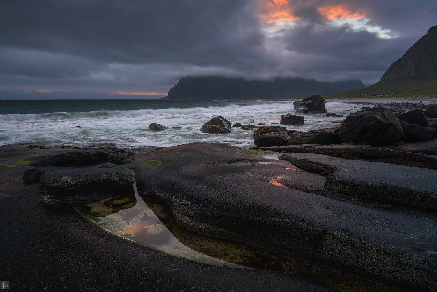 Исследования Норвегии. Сумрак. Автор: U-235 Uranus235, nightphotoua, пейзаж, рассвет, Норвегия, горы, Утакляйв, Вествогёй, Utakleiv, Vestvågøy, камни, валуны, прибой, волны, облака, море, океан, берег, пляж, песок, путешествие, природа, лето, U-235