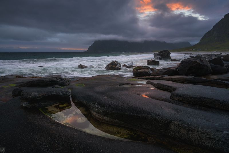 Uranus235, nightphotoua, пейзаж, рассвет, Норвегия, горы, Утакляйв, Вествогёй, Utakleiv, Vestvågøy, камни, валуны, прибой, волны, облака, море, океан, берег, пляж, песок, путешествие, природа, лето Исследования Норвегии. Сумракphoto preview