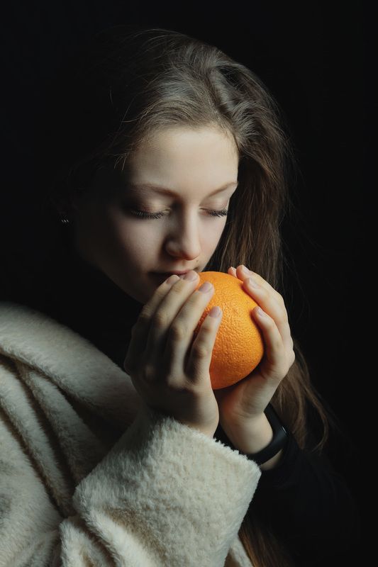 Девушка с апельсиномphoto preview