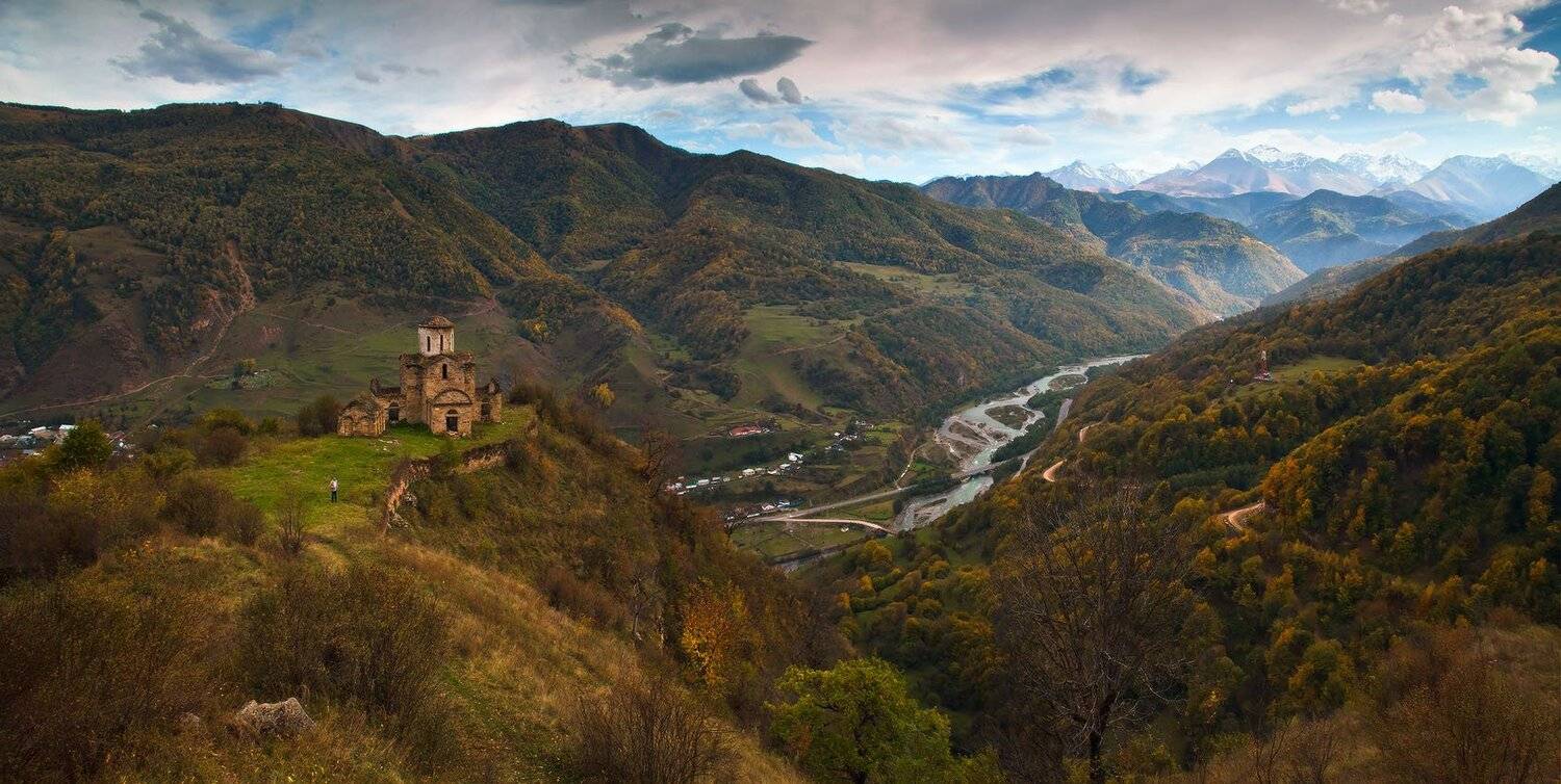 Над Тебердою осень пролетала. Автор: Николай Мысливцев кавказ, нижняя тебера, река, теберда, осень, сентинский, храм, Николай Мысливцев