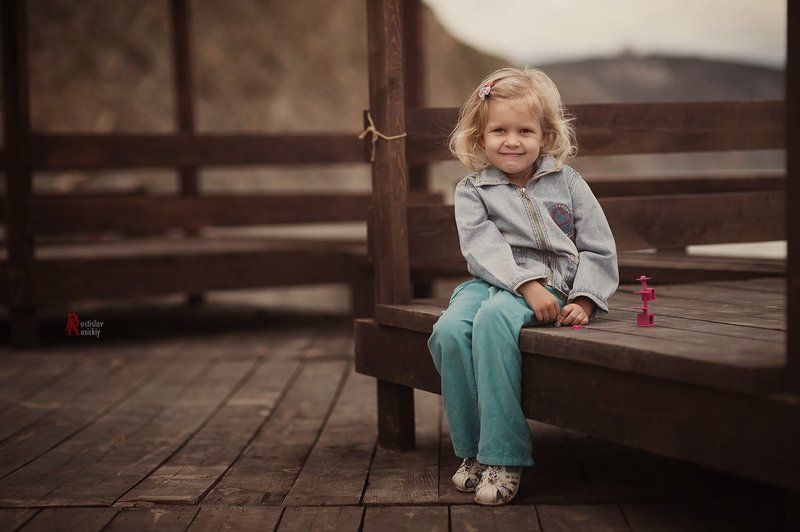 Девочка улыбка, Детский портрет жанр пейзаж Незнакомкаphoto preview