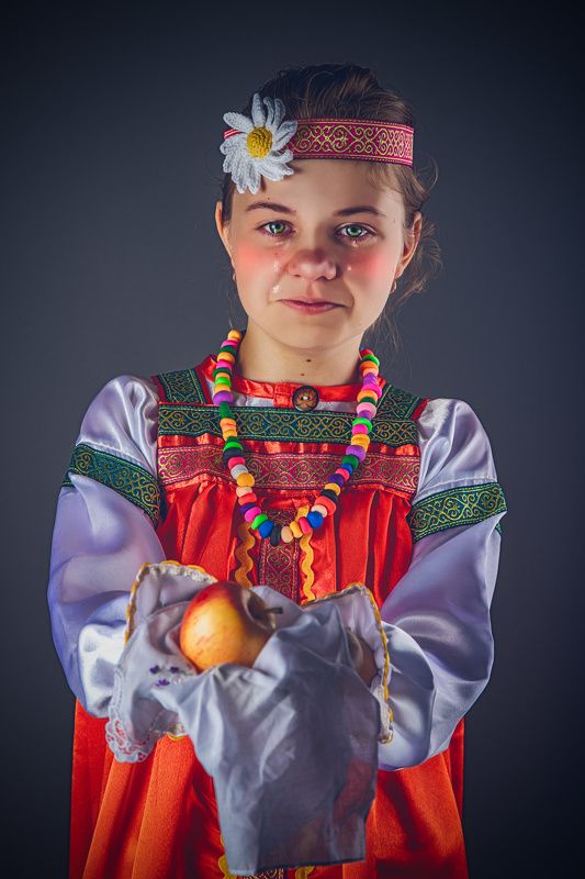 яблоко, девочка, бусы, слезы Надоели фото превью