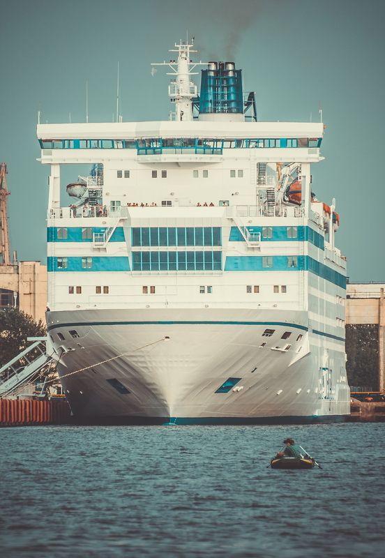 вода, гигант, лайнер, лодка, рыбак, рыбалка рыбак и гигантphoto preview