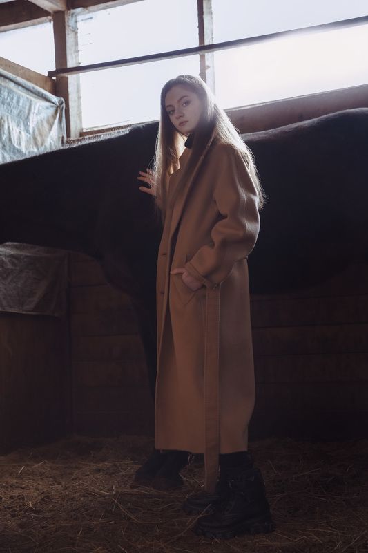 Девушка портрет конюшня лошадь фотопортрет красивая  photo preview