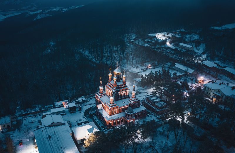 Топло́вский Свя́то-Тро́ице-Параске́виевский монасты́рь — женский монастырь, расположенный в окрестностях села Тополевка, расположенного на Феодосийском шоссе в Крымуphoto preview