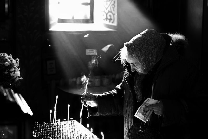 помолейко, старушка, церковь За здравиеphoto preview