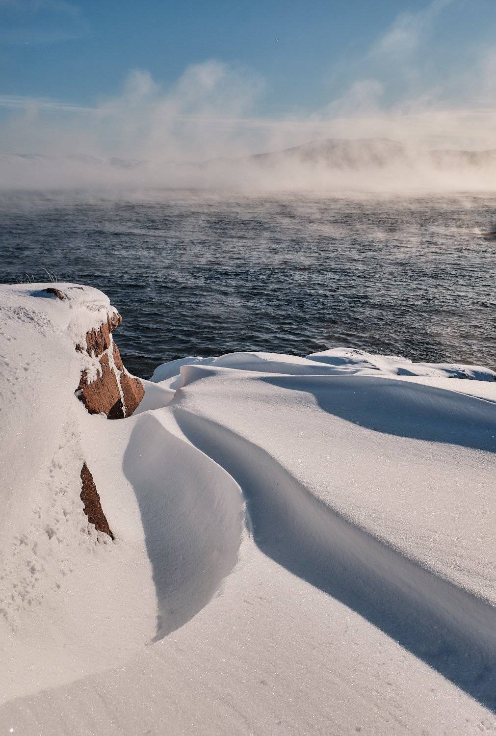 На берегу Баренцева моря. Автор: Горшков Игорь море,баренцево,пейзаж,север,заполярье,туман,пар,мороз,снег,скалы,зима,териберка, Горшков Игорь