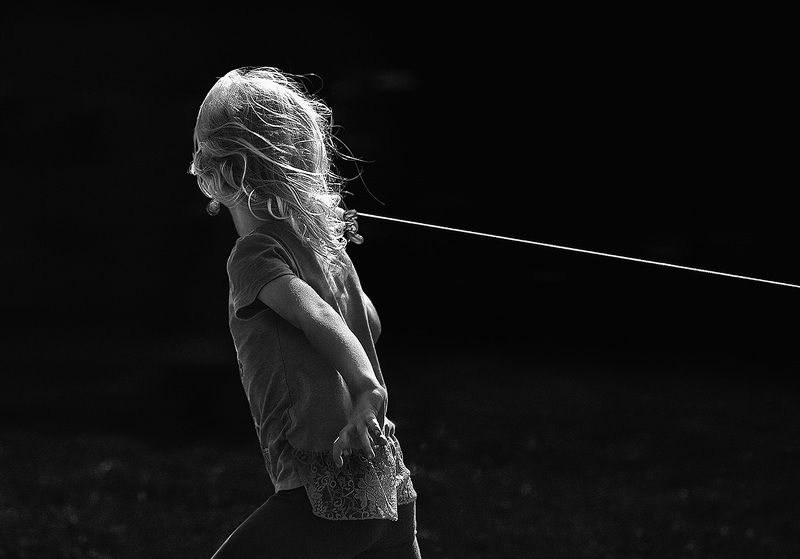 чб фото, дети, лето, воздушные змеи, уличная фотография, жанровый портрет  фото превью