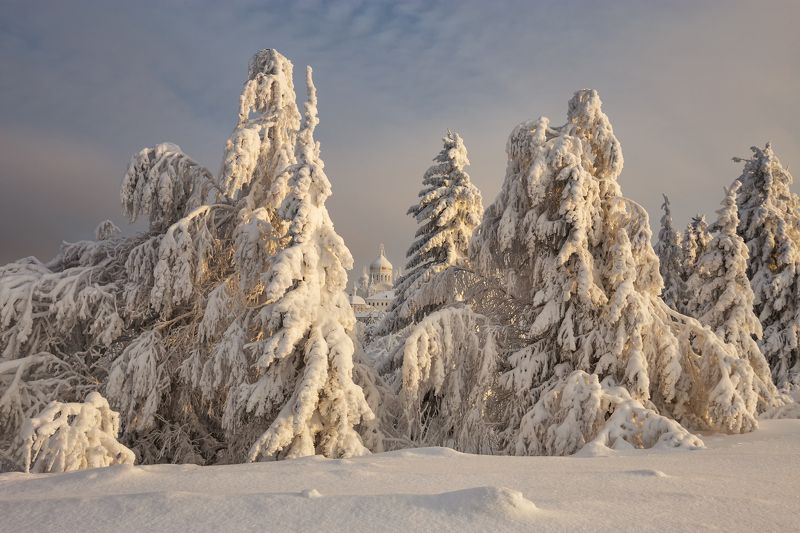 2021, россия, пермский край, белогорье, белая гора, зима, снег, церковь, изморозь, небо, облака, монастырь, январь, пейзаж, урал, лес, сочельник Зимняя сказкаphoto preview