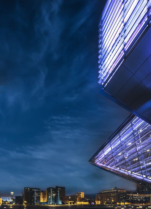 Космический корабль в городеphoto preview