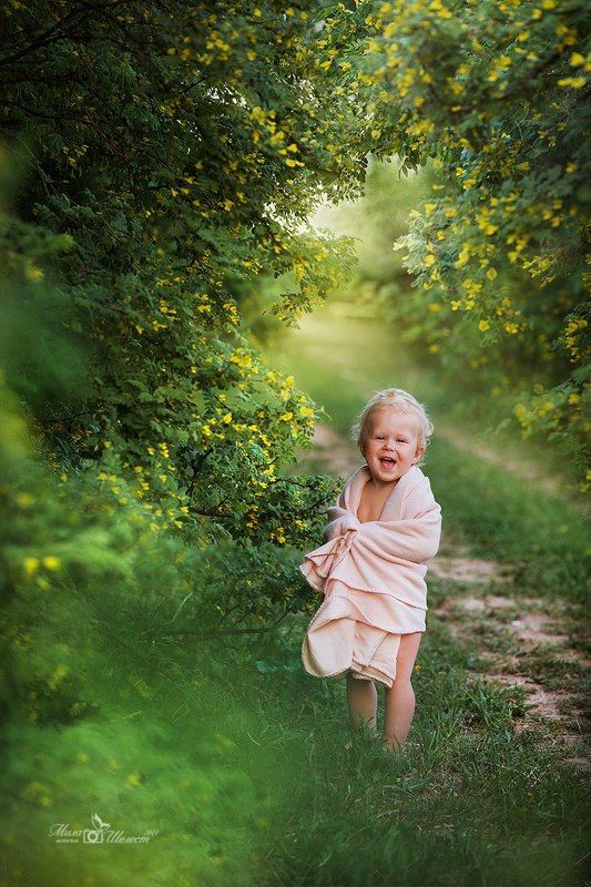 малыш, мальчик, маленький, милый, блондин, лето, куст, цветение, желтый, зеленый, сад, прогулка, улыбка, улыбающийся, ребенок, детство ***photo preview