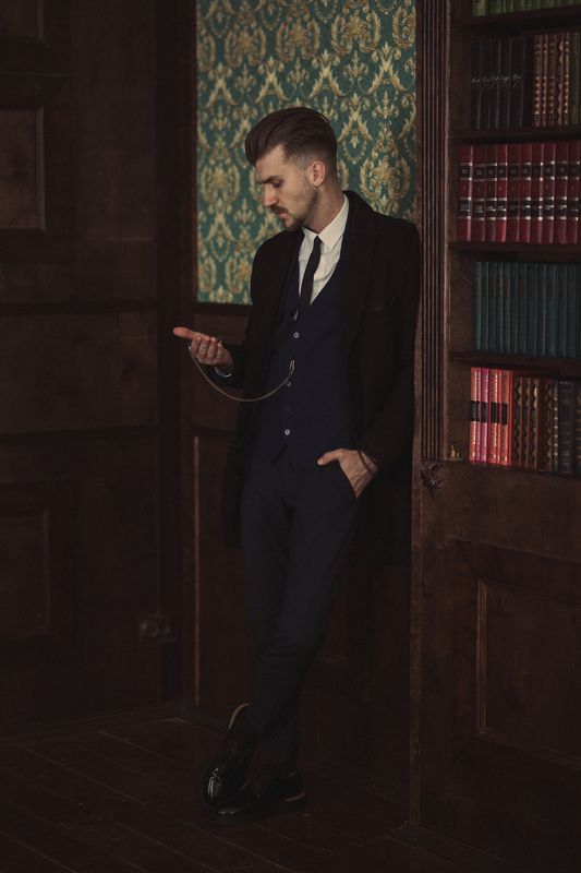 кадр из фильма острые козырьки, постановочное фото, мужчина, портрет, кепки, кино, фильм, сериал, винтаж Ожиданиеphoto preview