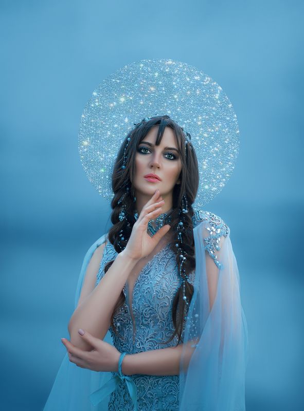 луна, портрет, богиня, сказка, миф, история, нимб, голубой, синий, брюнетка, блёстки Луна Богиняphoto preview