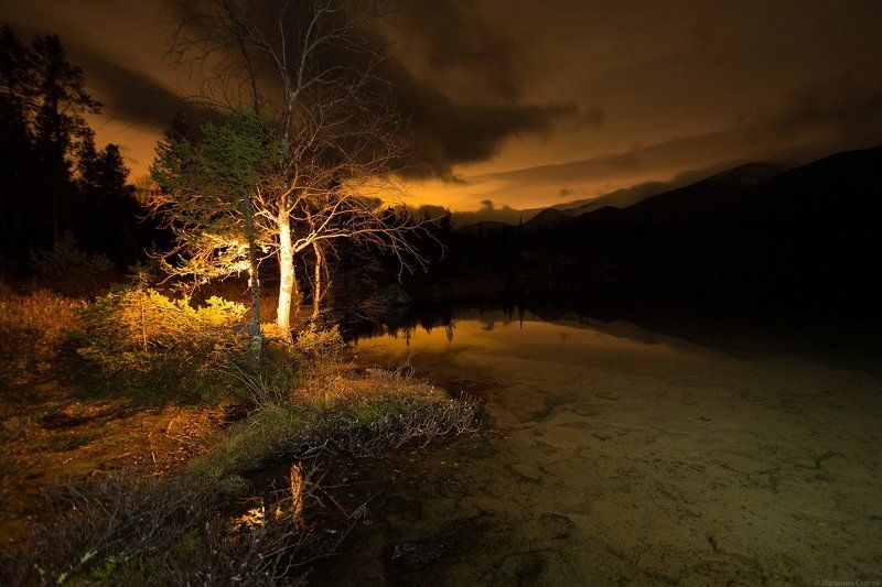 Островок света в ночной тишине.photo preview