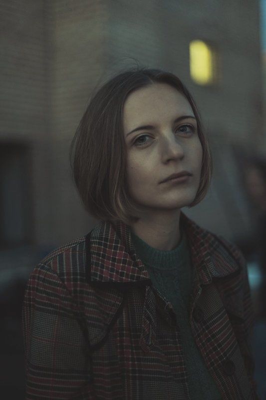 Девушка, Кирпичная стена, Клеточка, Крыша, Окно, Портрет ***photo preview