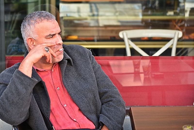 мужчина в красной рубашкеphoto preview