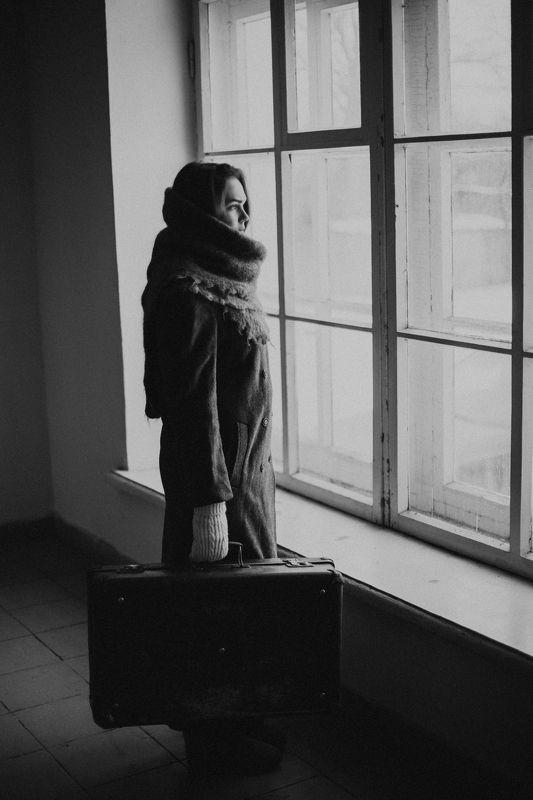 девушка, портрет, вокзал, ожидание, ссср, старое фото, чемодан, винтаж, фото Ожидание...photo preview