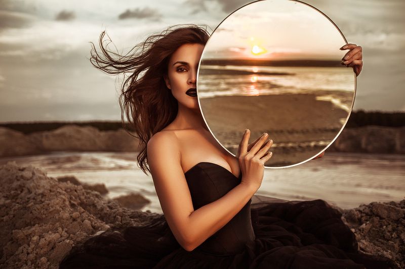 пески, пустыня, зеркало, закат  Солнце в рукахphoto preview