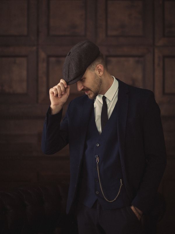 кадр из фильма острые козырьки, постановочное фото, мужчина, портрет, кепки, кино, фильм, сериал, винтаж Осознаниеphoto preview